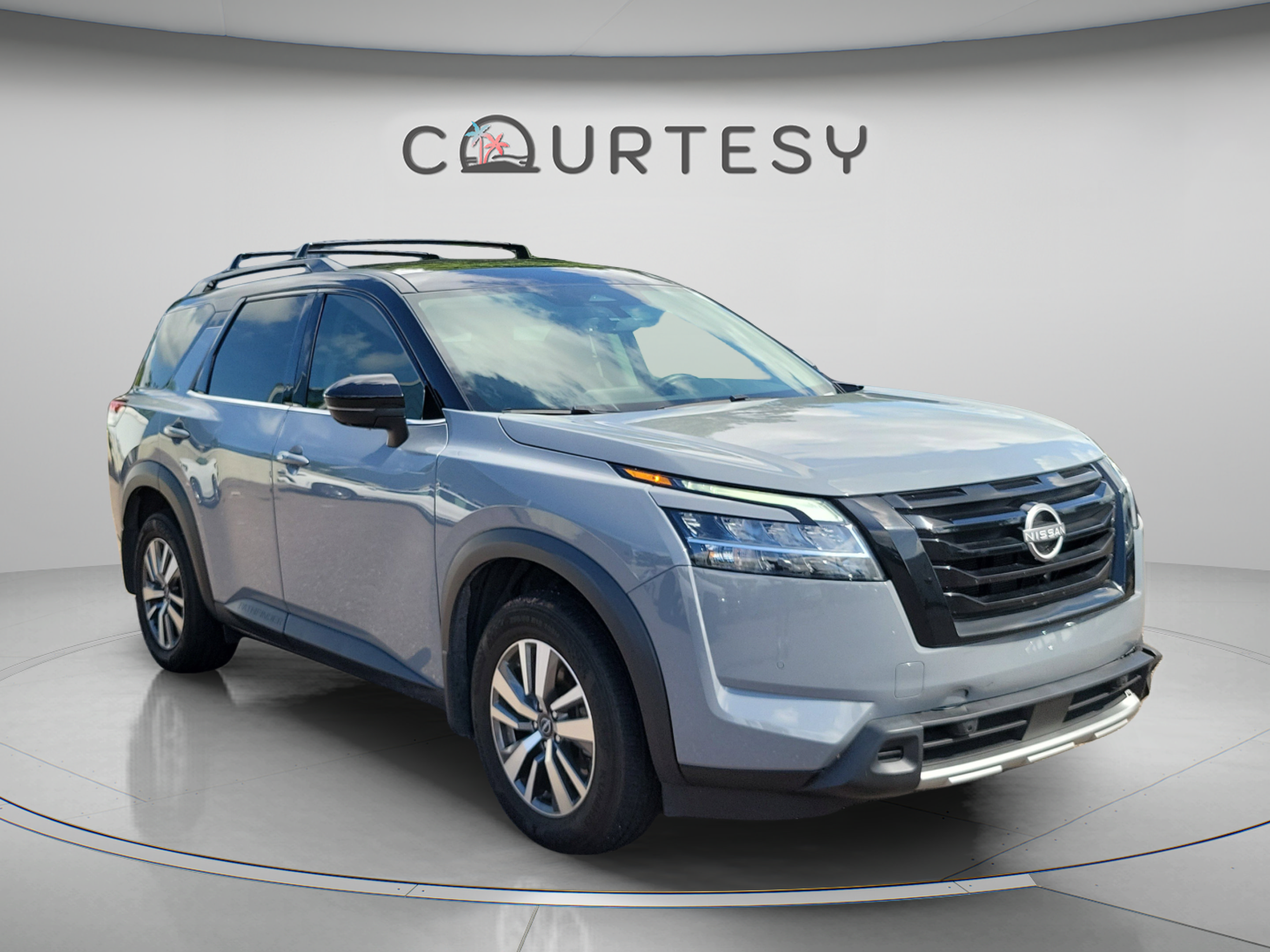 Used 2024 Nissan Pathfinder SL w/ Black Appearance Package FWD image 4