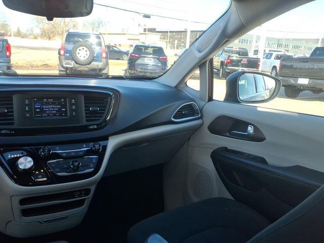 Used 2017 Chrysler Pacifica Touring image 12