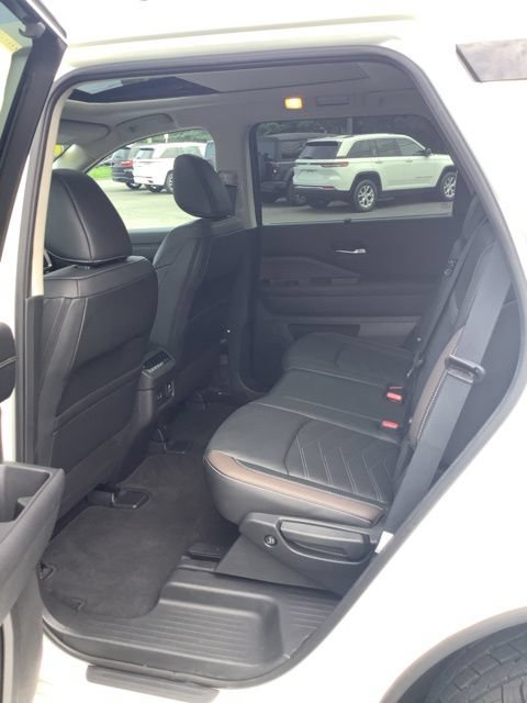 Used 2024 Nissan Pathfinder Platinum w/ Cargo Package AWD/4WD image 22