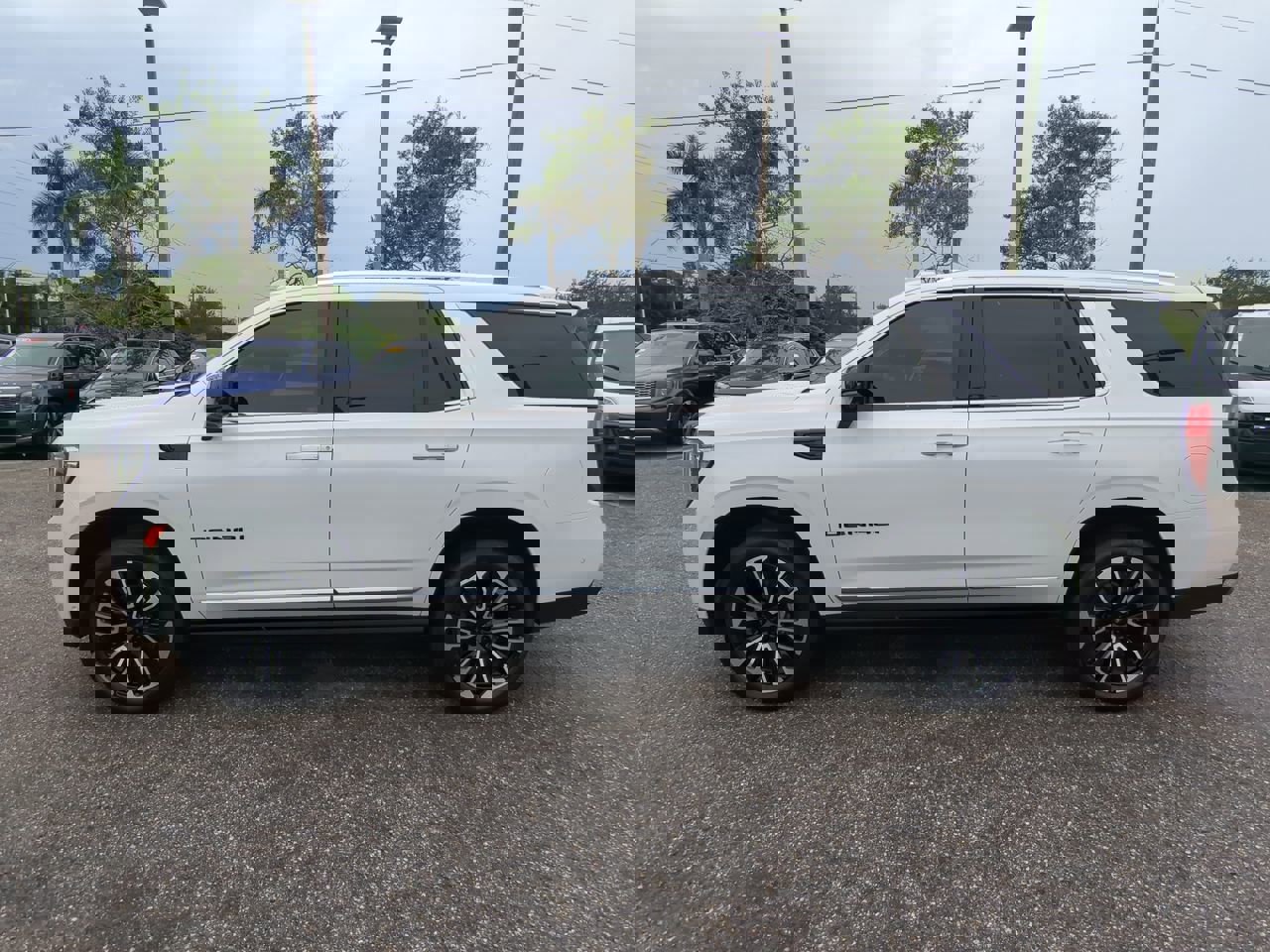 Used 2024 GMC Yukon Denali w/ Denali Reserve Package image 8