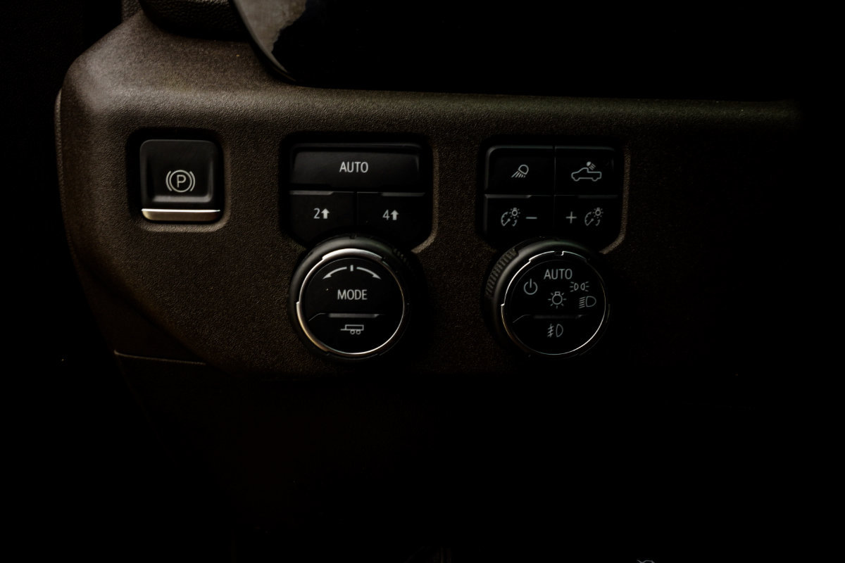 Used 2023 Chevrolet Silverado 1500 LTZ AWD/4WD image 32
