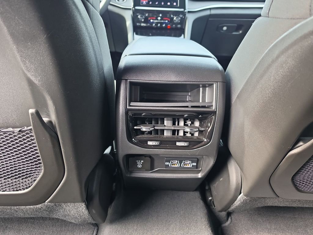 Used 2025 Jeep Grand Cherokee Laredo w/ Luxury Tech Group I image 23