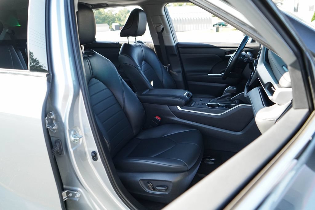 Used 2022 Toyota Highlander XLE FWD image 13