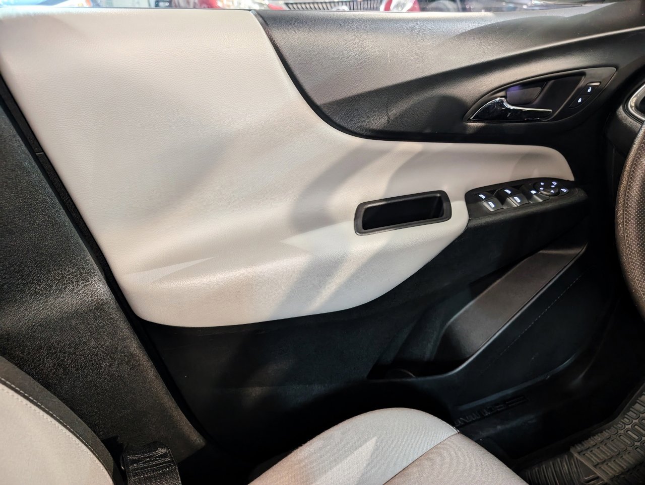 Used 2020 Chevrolet Equinox LS image 32