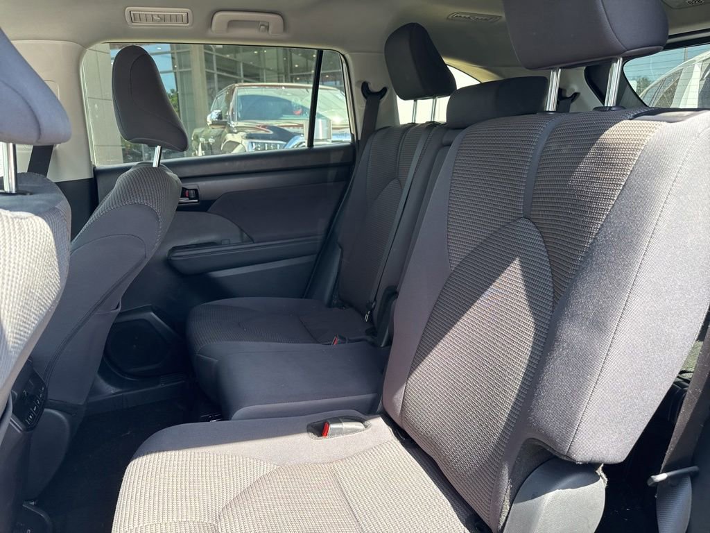 Used 2025 Toyota Highlander LE FWD image 14