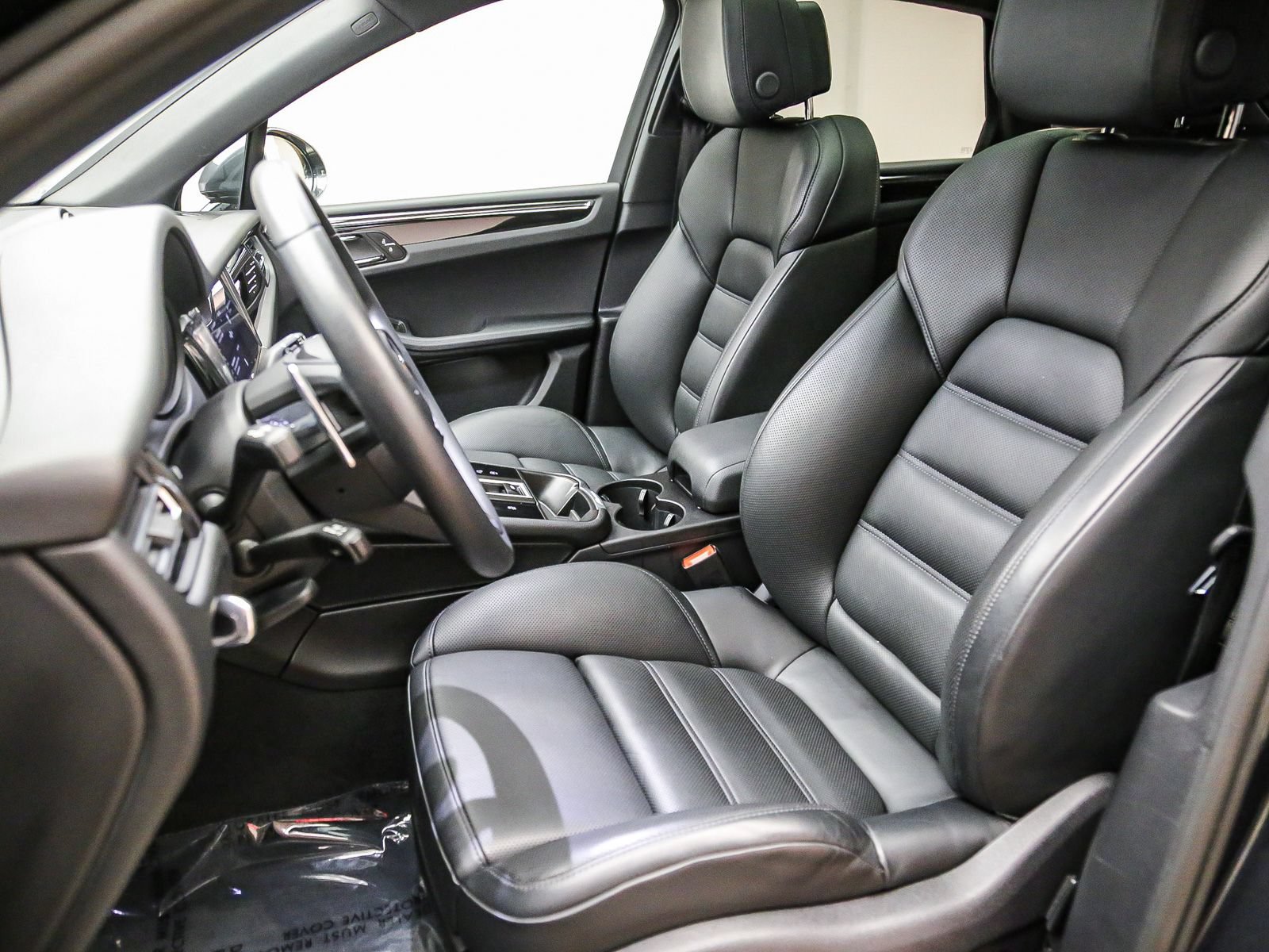 Certified 2026 Porsche Macan AWD/4WD image 5