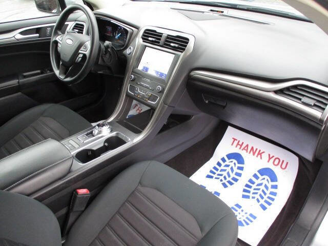 Used 2020 Ford Fusion SE image 32