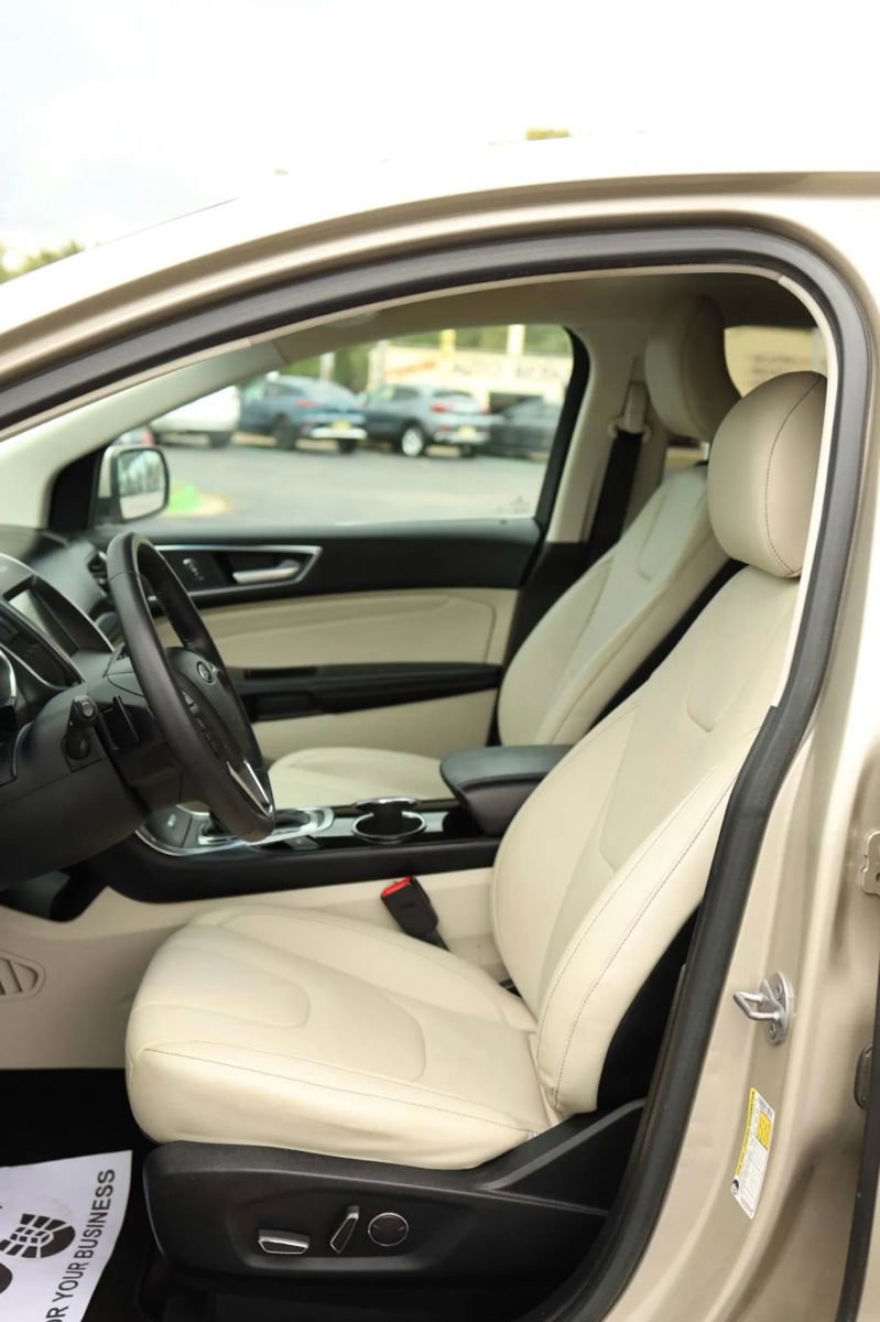 Used 2018 Ford Edge Titanium w/ Ford Safe & Smart Package image 29