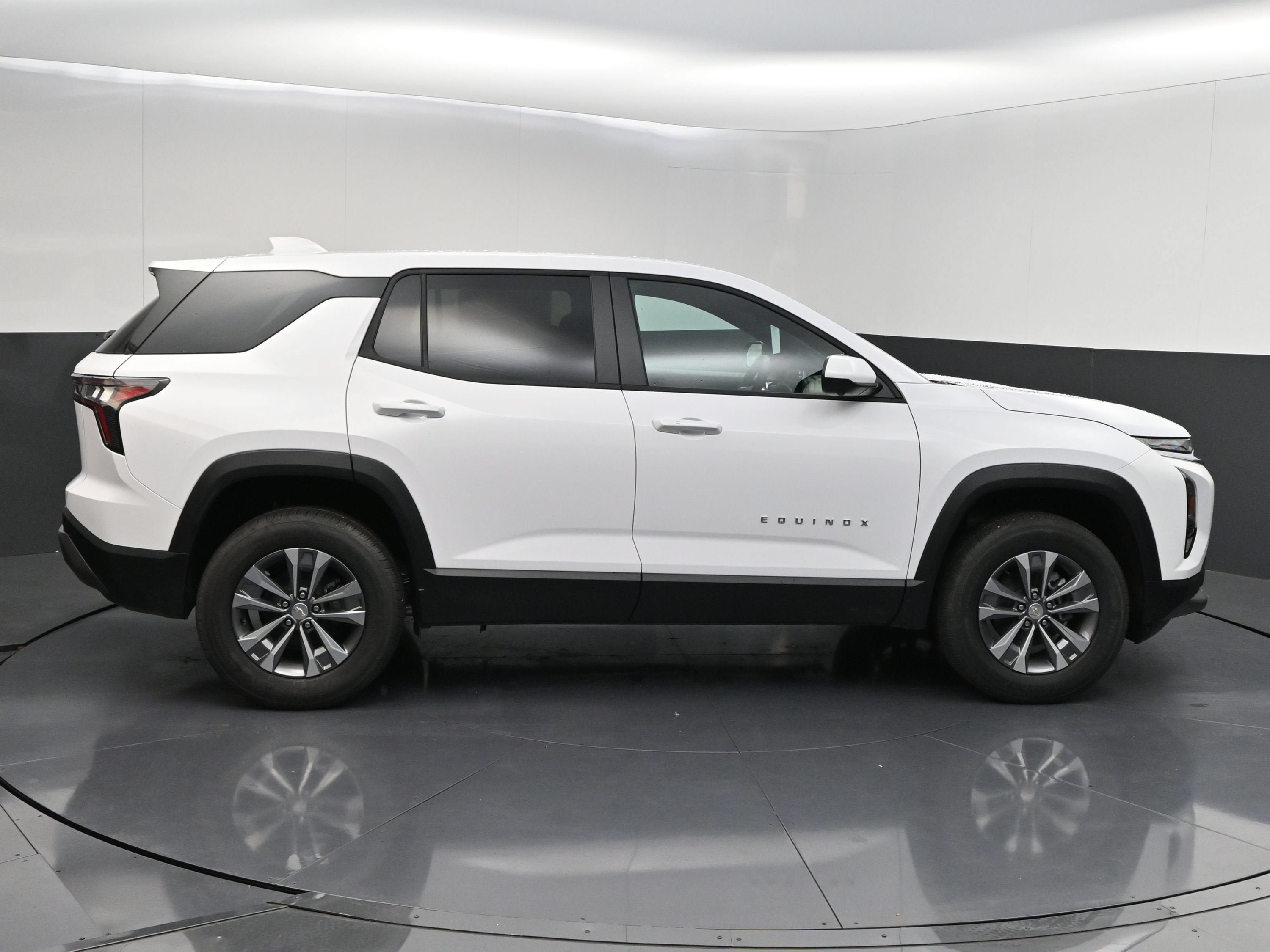 New 2027 Chevrolet Equinox LT w/ Convenience Package II FWD image 9