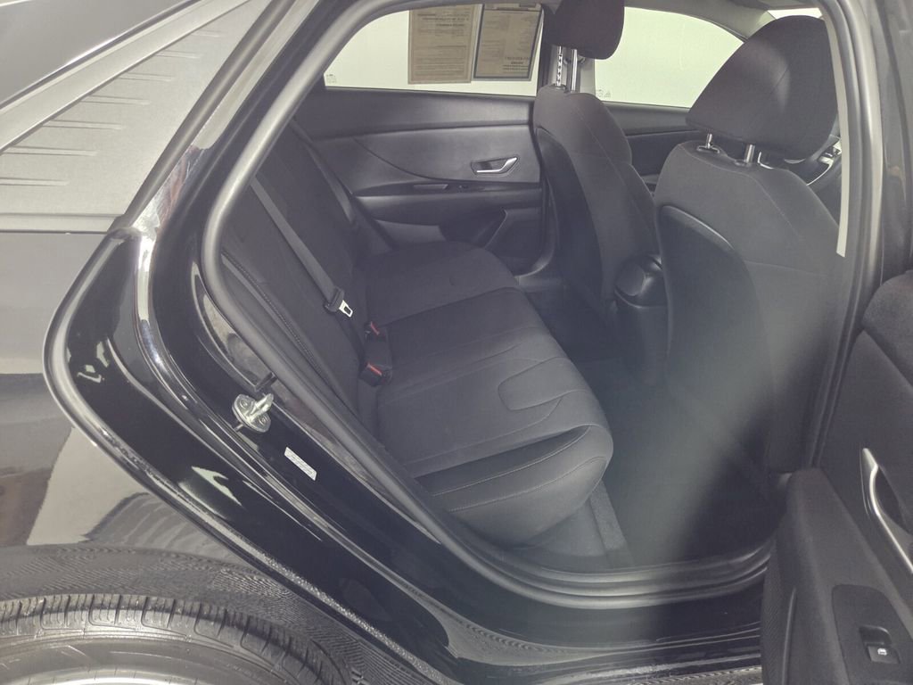 Used 2021 Hyundai Elantra SE image 30