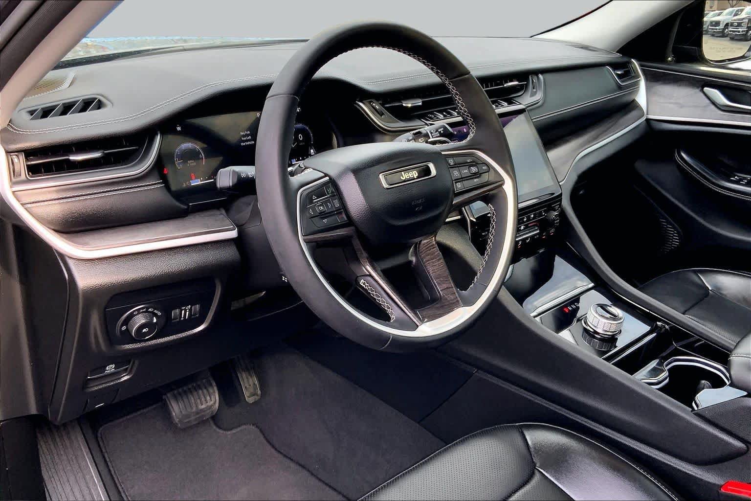 Used 2023 Jeep Grand Cherokee Limited w/ Luxury Tech Group II RWD image 16