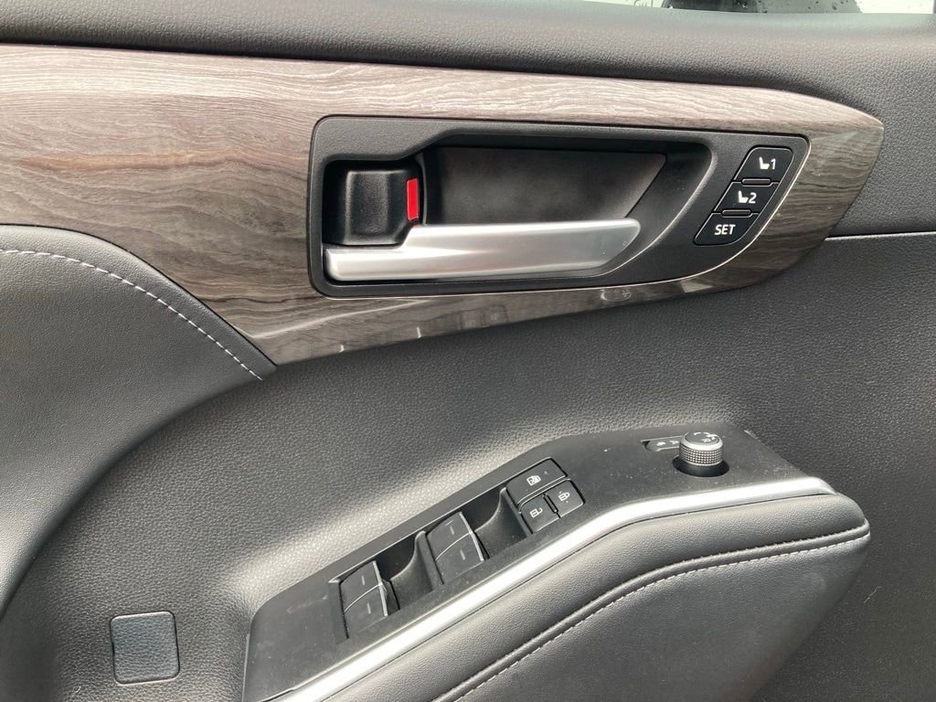 Certified 2025 Toyota Highlander Limited image 14