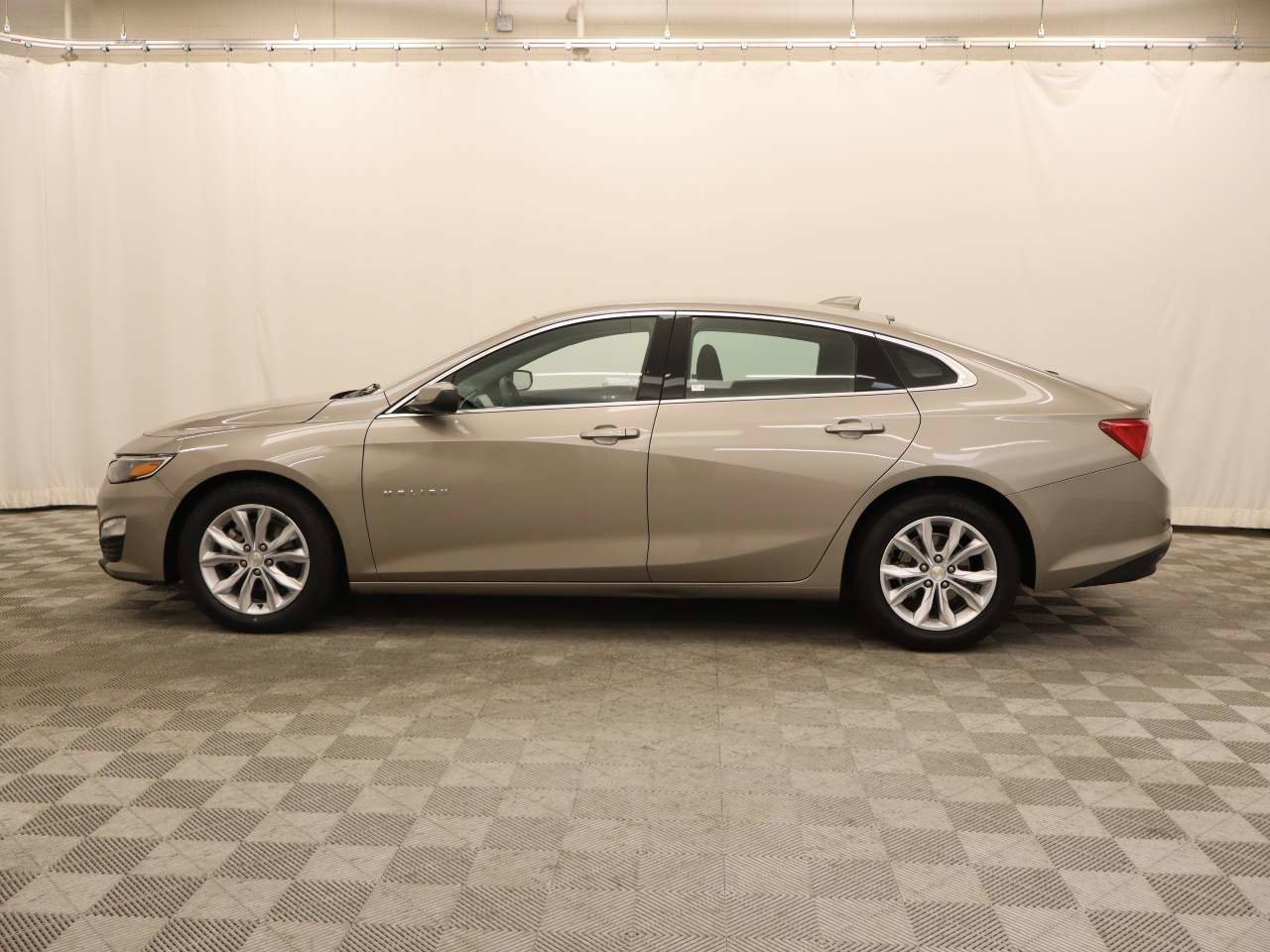 Used 2023 Chevrolet Malibu LT image 2