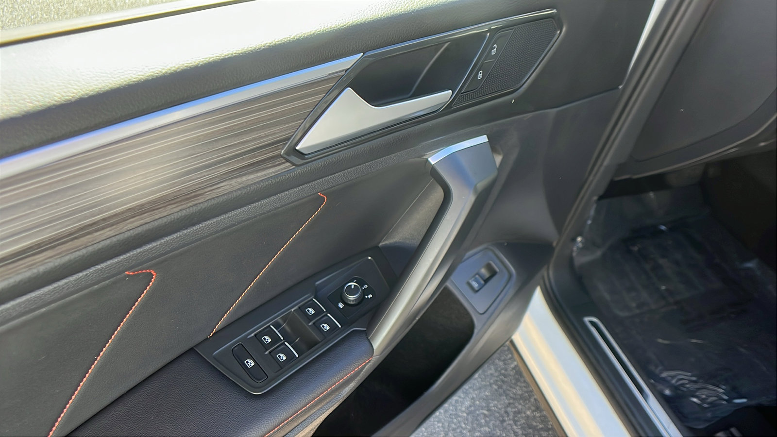 Used 2024 Volkswagen Tiguan SE image 15