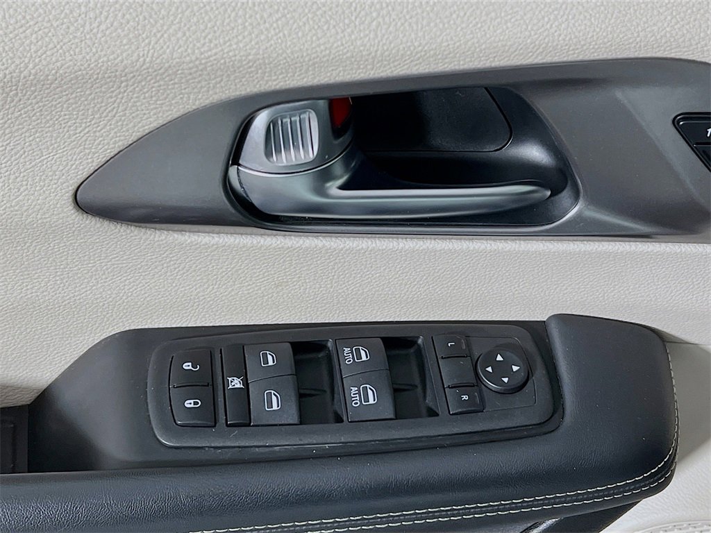 Used 2023 Chrysler Pacifica Touring-L image 17