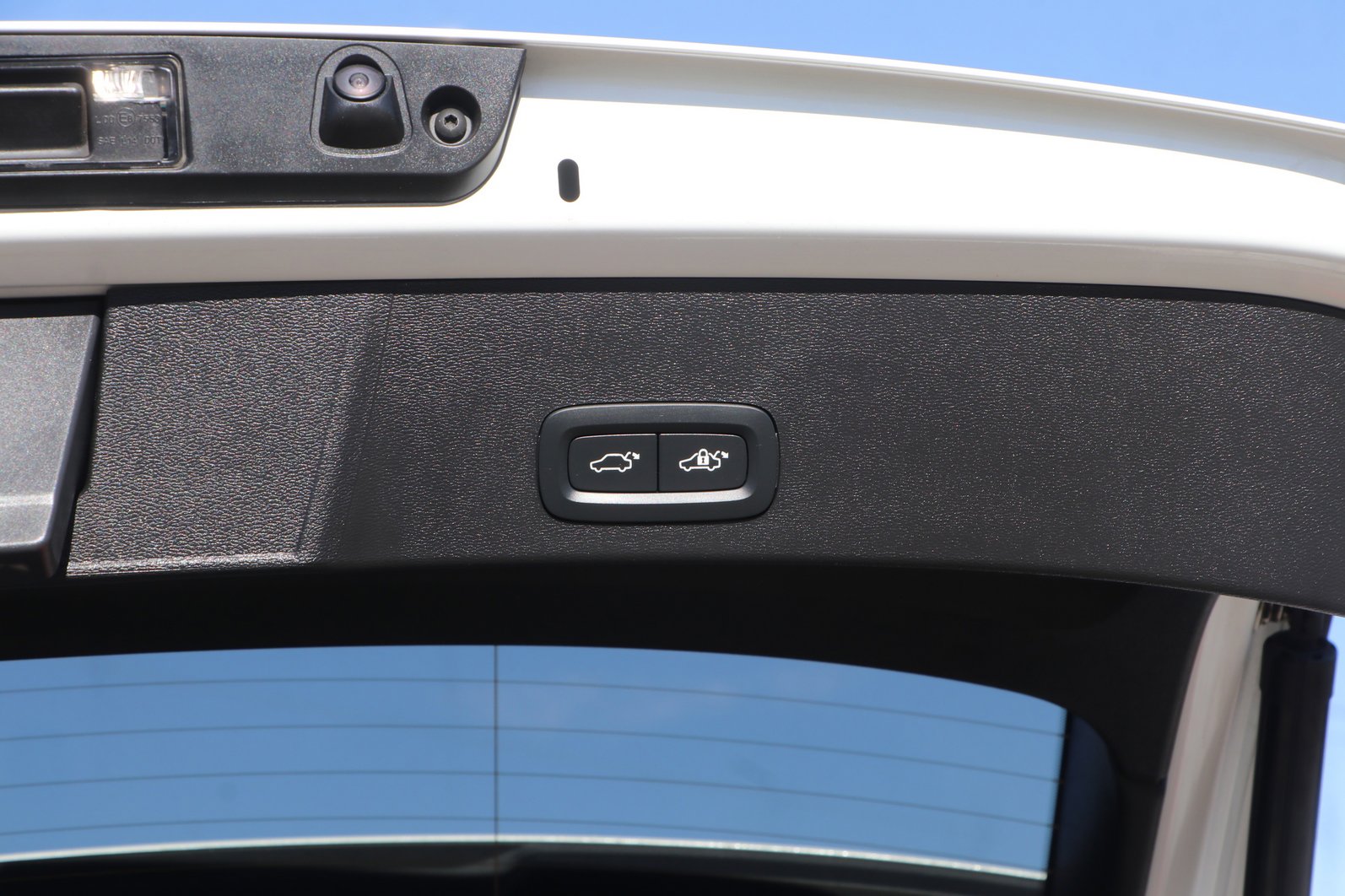 Used 2024 Volvo XC40 B5 Core image 30