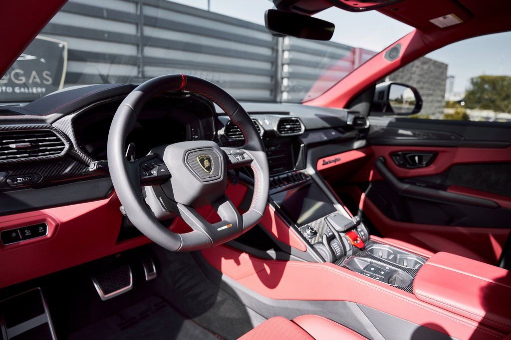 Used 2024 Lamborghini Urus S image 2