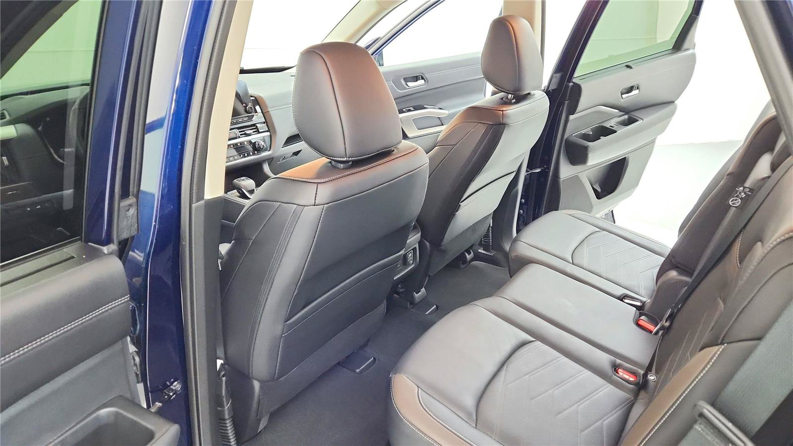 Used 2024 Nissan Pathfinder Platinum w/ Cargo Package FWD image 16