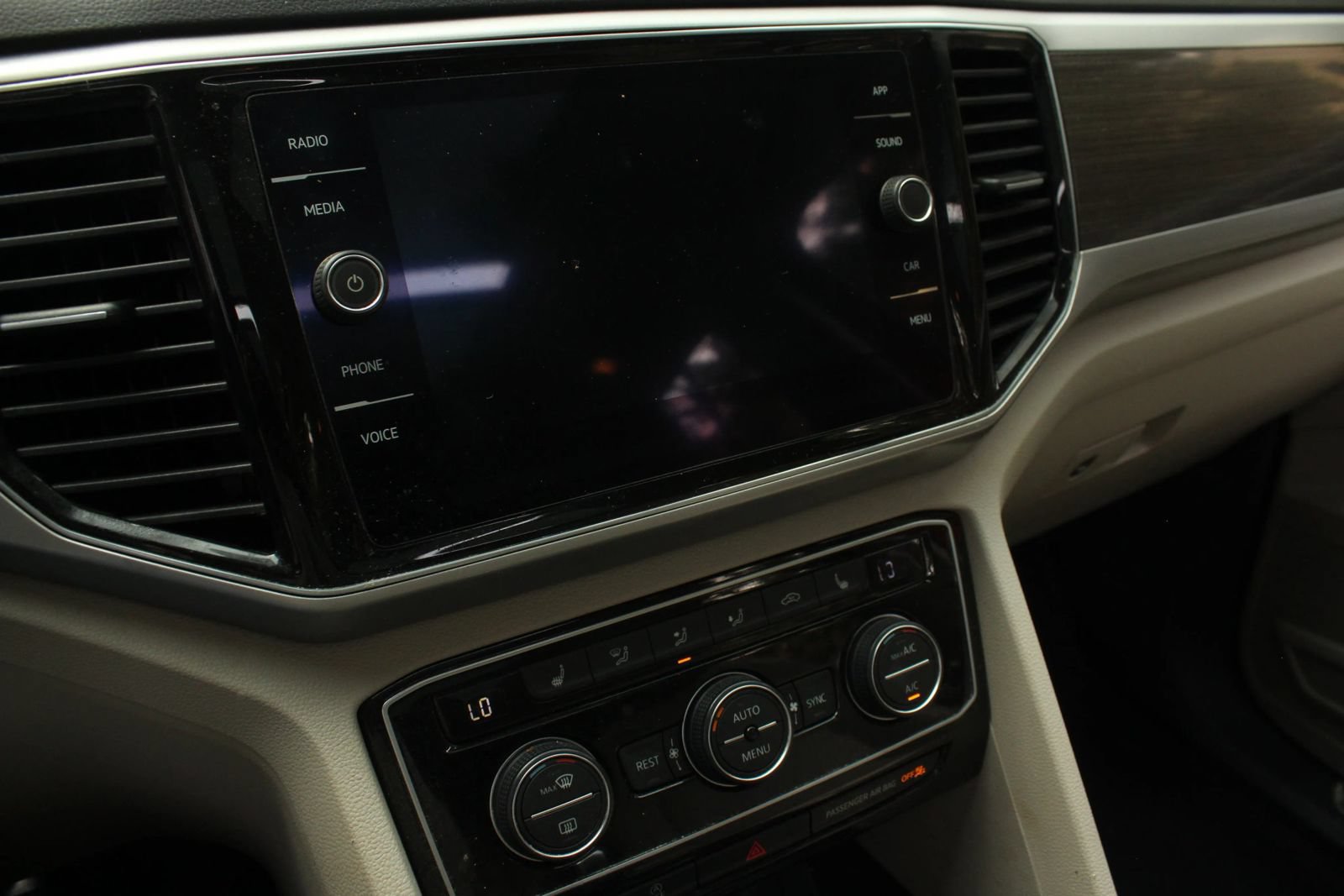 Used 2018 Volkswagen Atlas SEL FWD image 32