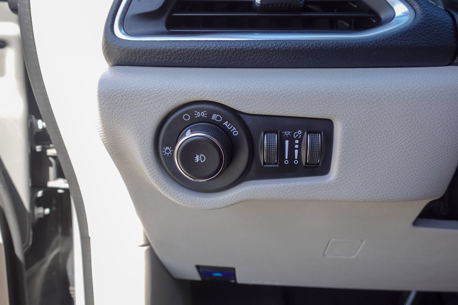 Used 2023 Chrysler Pacifica Limited FWD image 16
