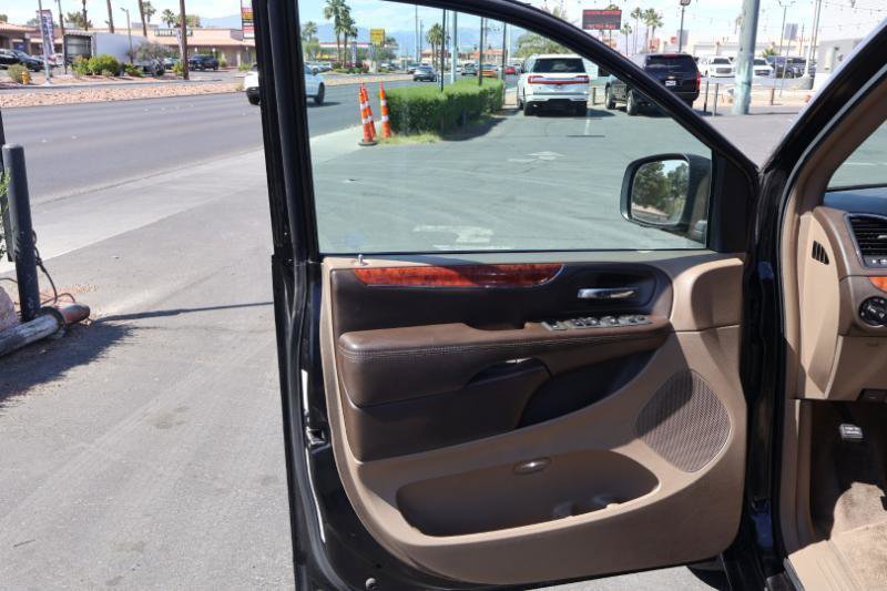 Used 2014 Chrysler Town & Country Touring FWD image 10