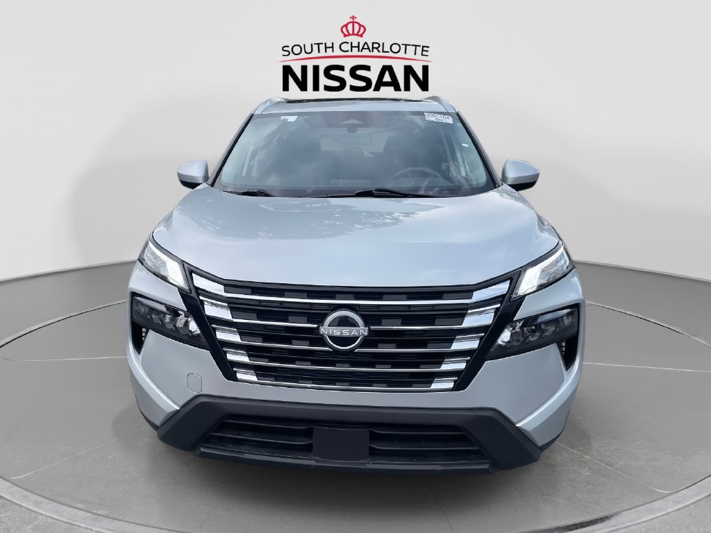 Used 2024 Nissan Rogue SV w/ SV Premium Package FWD image 2