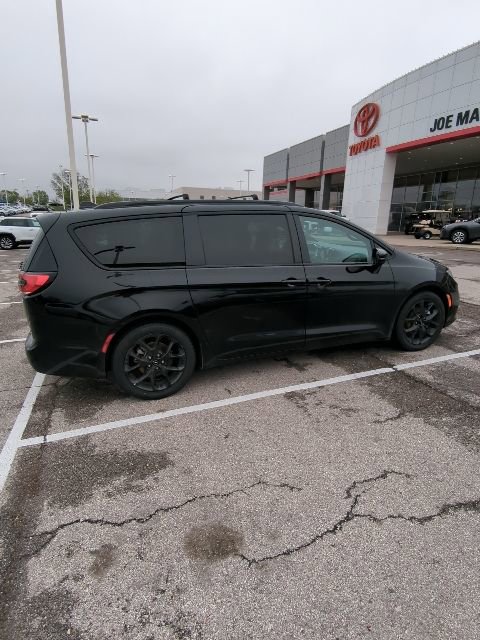 Used 2025 Chrysler Pacifica Limited image 12