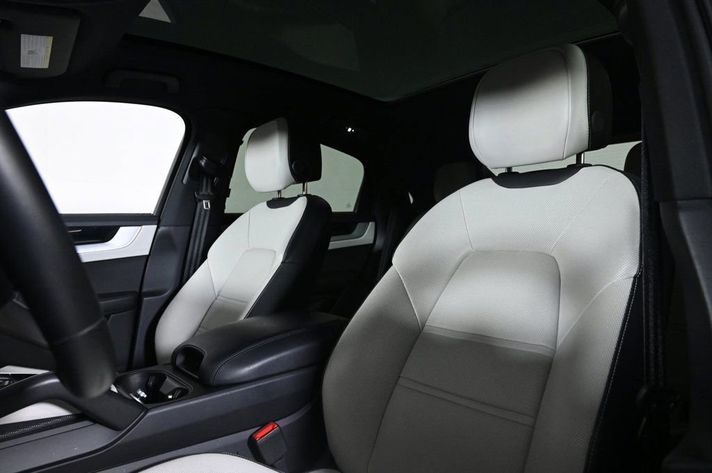 Certified 2025 Porsche Cayenne Coupe image 5