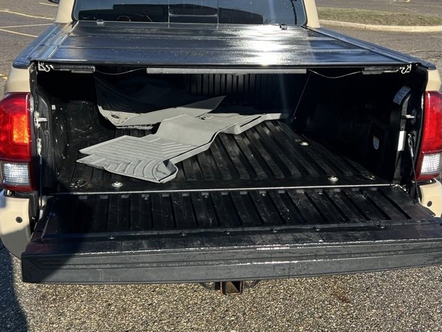 Used 2017 Toyota Tacoma TRD Sport image 12