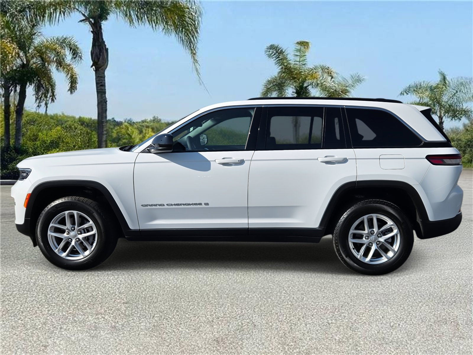 Used 2025 Jeep Grand Cherokee Laredo X image 2