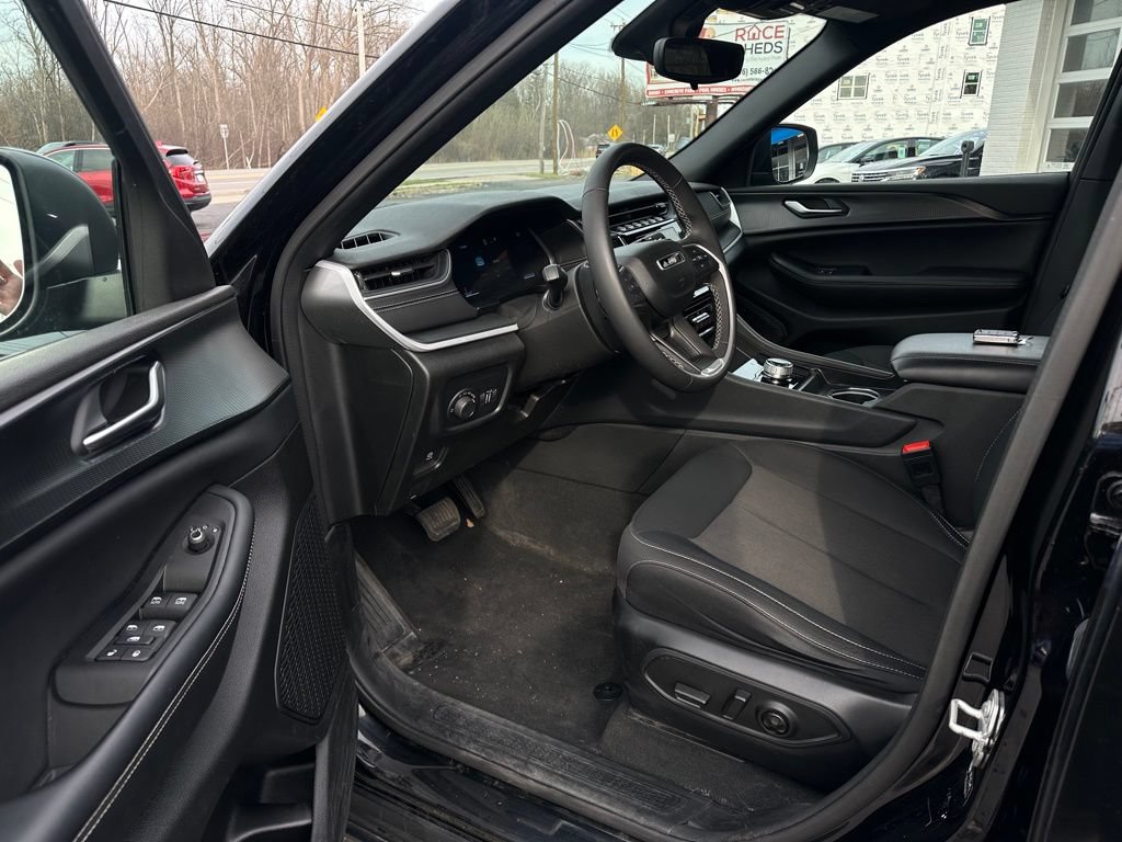 Used 2024 Jeep Grand Cherokee L Laredo AWD/4WD image 12