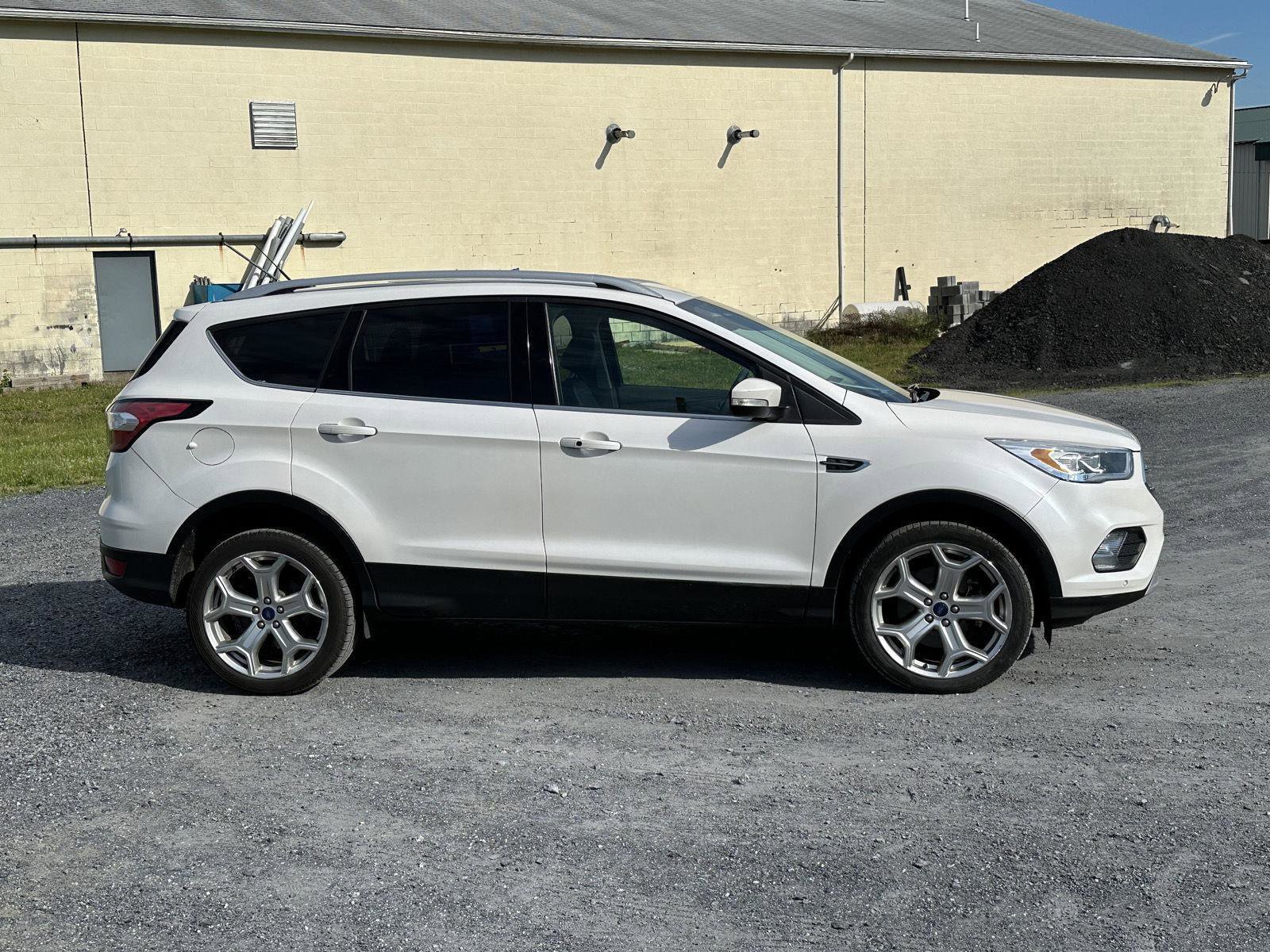 Used 2017 Ford Escape Titanium w/ Equipment Group 301A AWD/4WD image 9