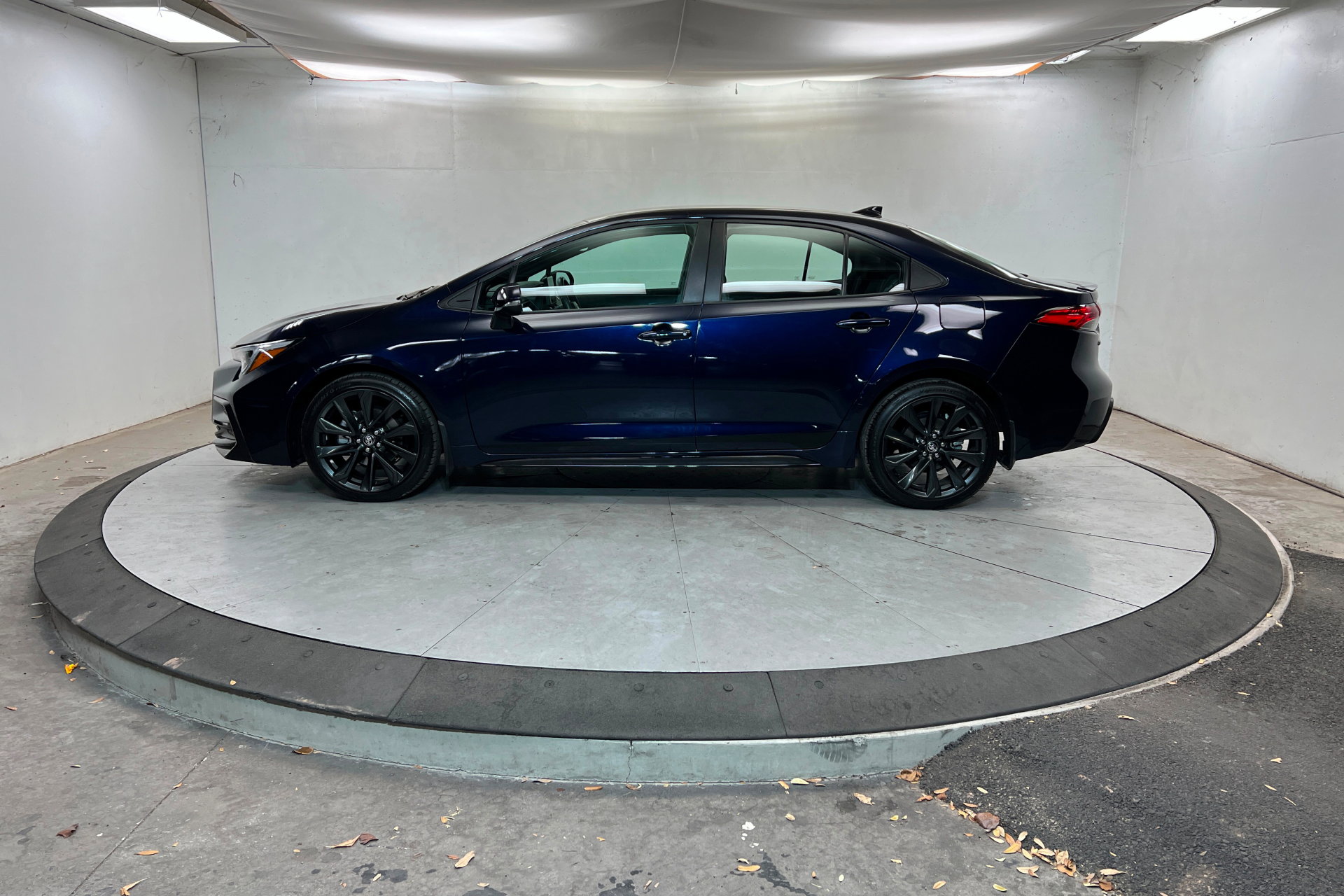 Used 2024 Toyota Corolla SE FWD image 2