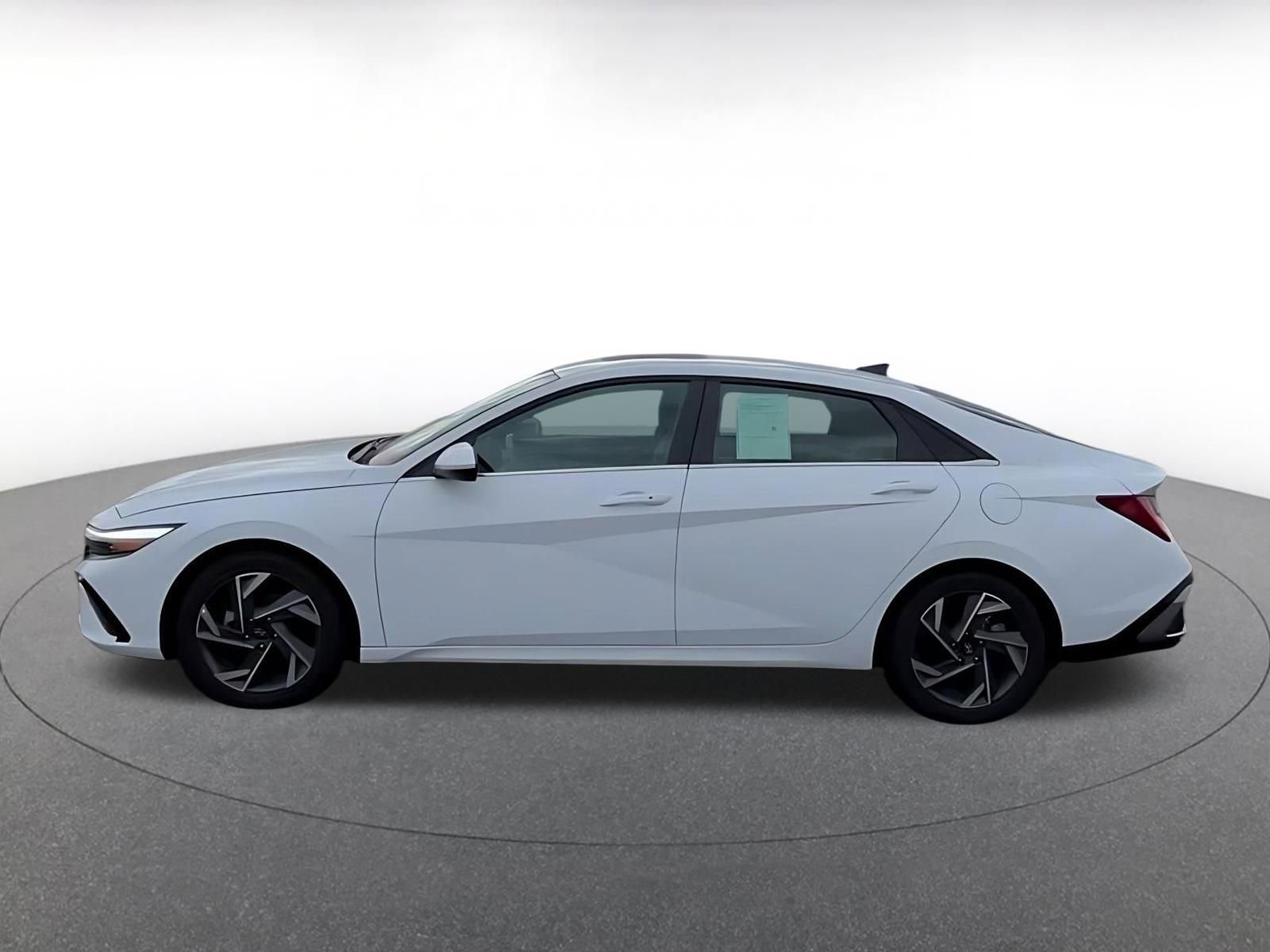 Used 2025 Hyundai Elantra SEL image 9