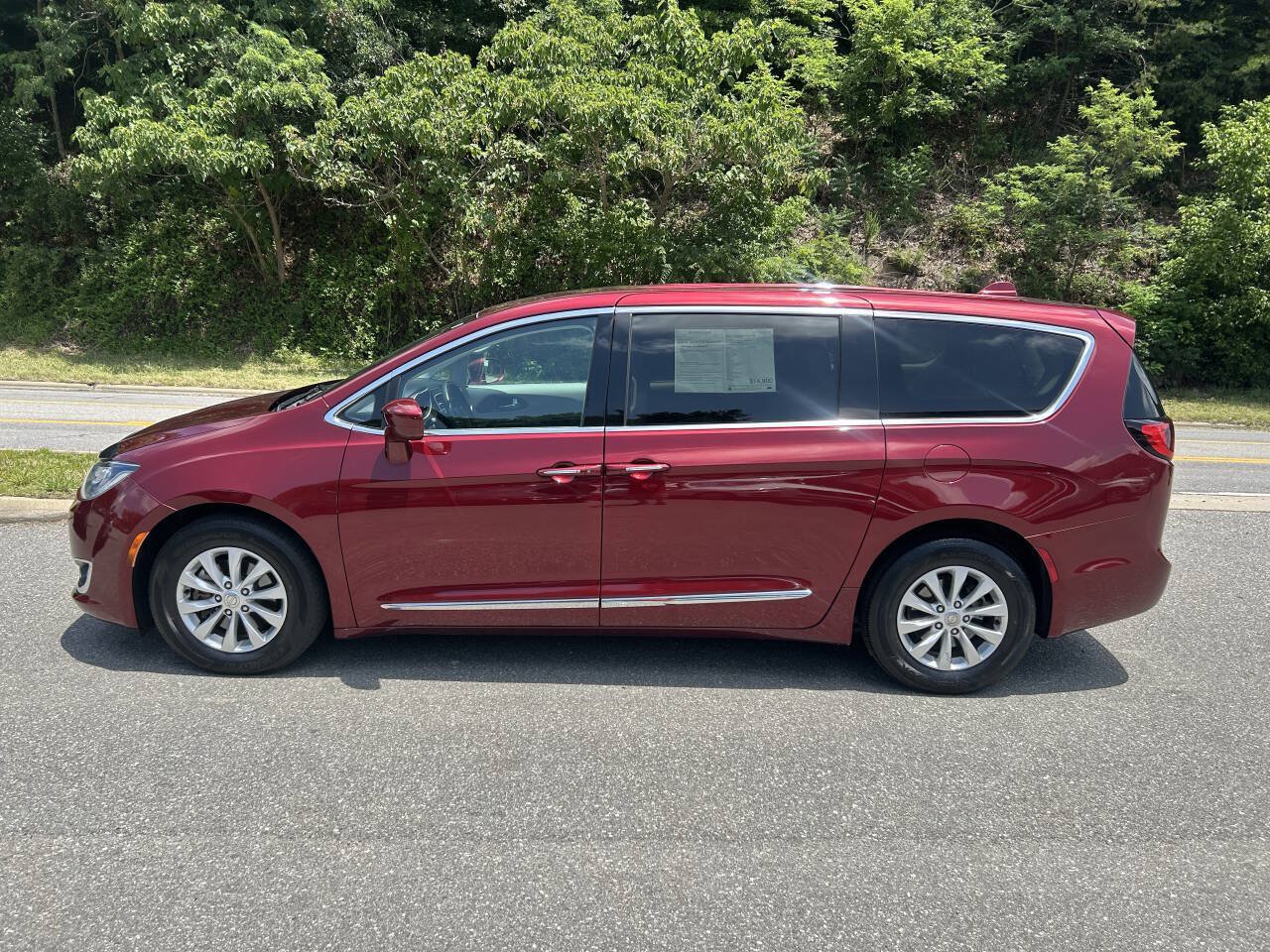 Used 2017 Chrysler Pacifica Touring-L FWD image 3