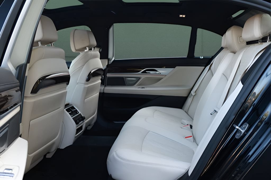 Used 2020 BMW 750i xDrive w/ Executive Package AWD/4WD image 12