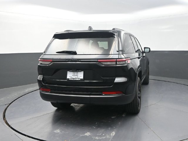 Used 2025 Jeep Grand Cherokee Altitude AWD/4WD image 9