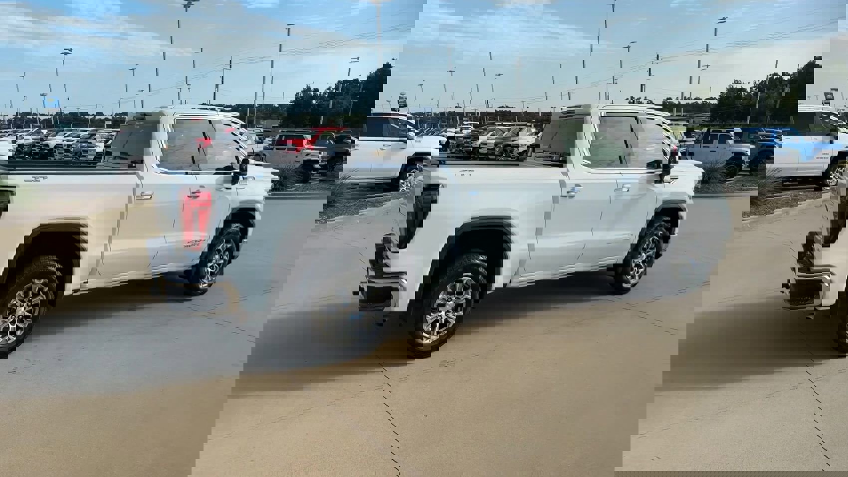 Used 2024 GMC Sierra 1500 SLT image 8