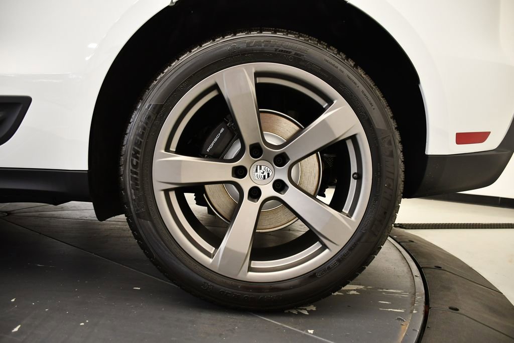 Certified 2025 Porsche Macan Turbo image 17