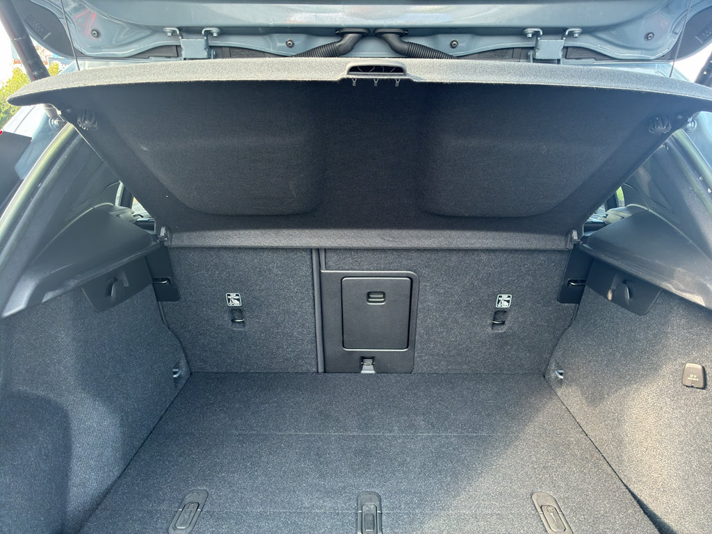 Used 2023 Volvo XC40 B4 Ultimate FWD image 28
