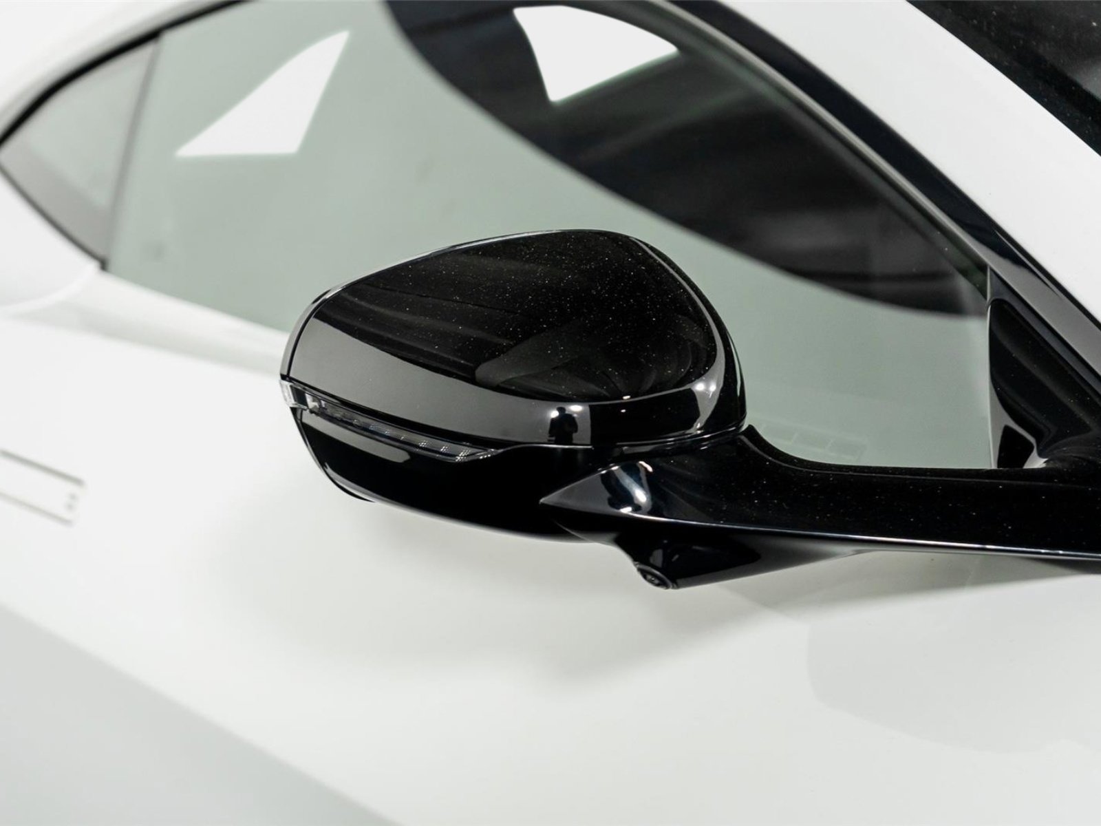 Used 2025 Aston Martin V8 Vantage Coupe image 18