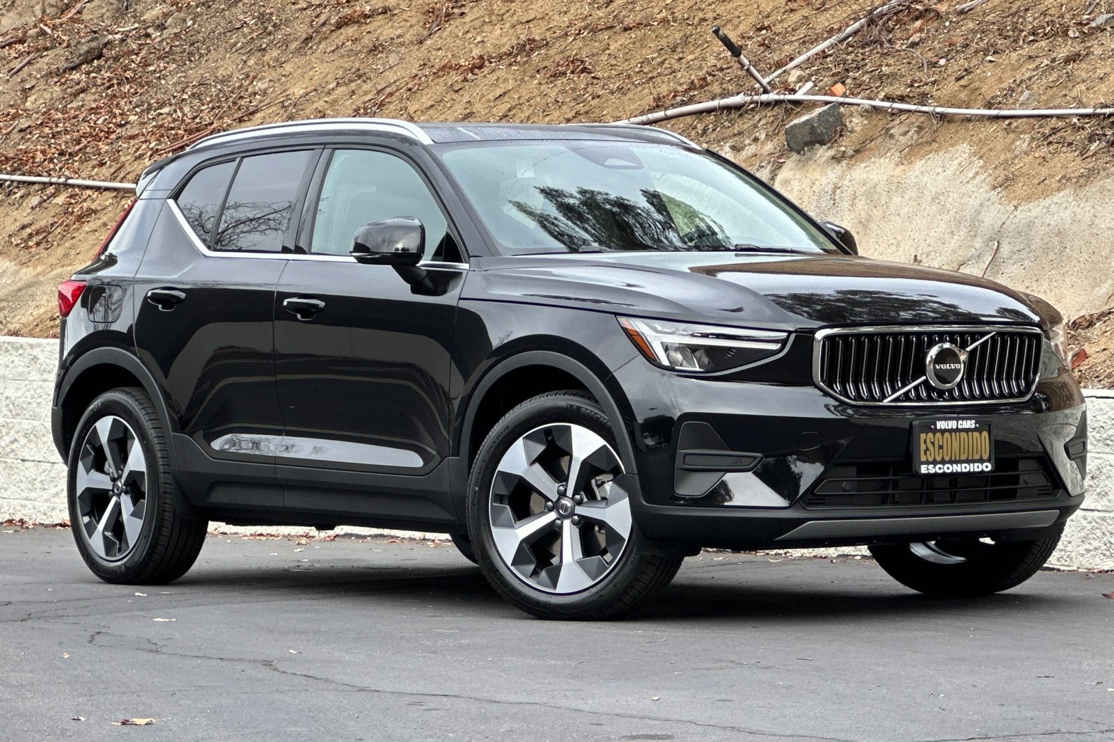 New 2025 Volvo XC40 B5 Core w/ Climate Package image 2