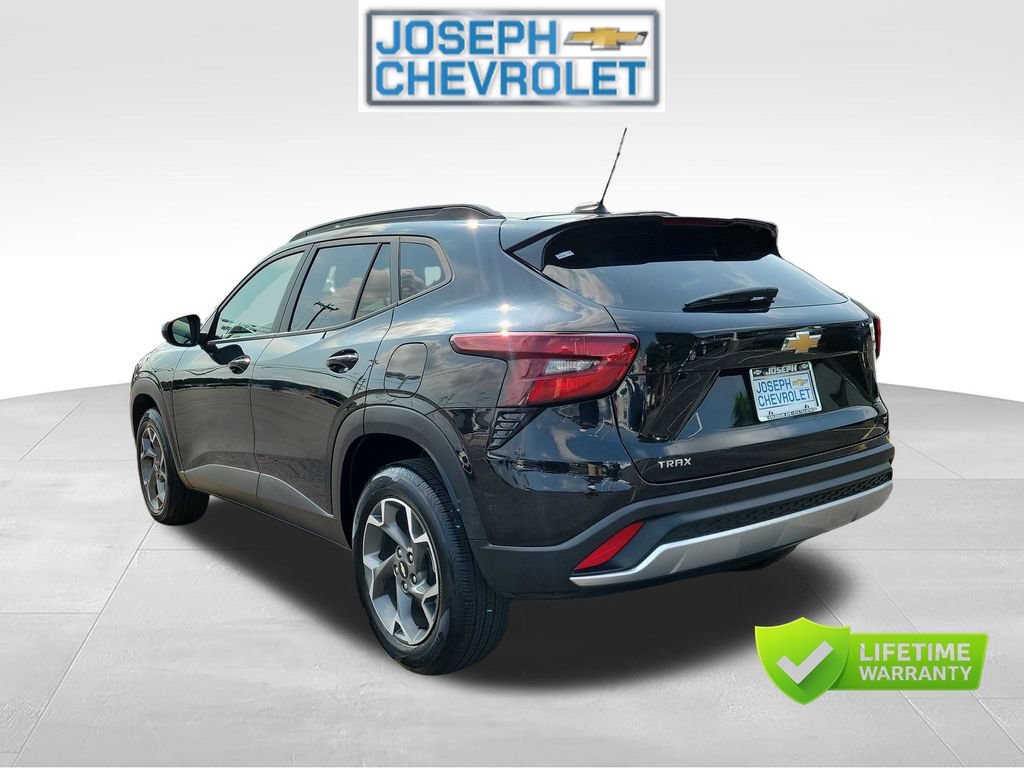Used 2025 Chevrolet Trax LT FWD image 3