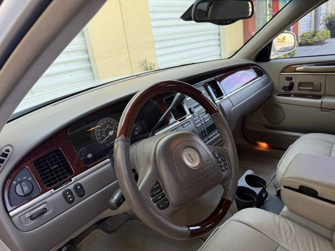 Used 2003 Lincoln Town Car Signature RWD image 10