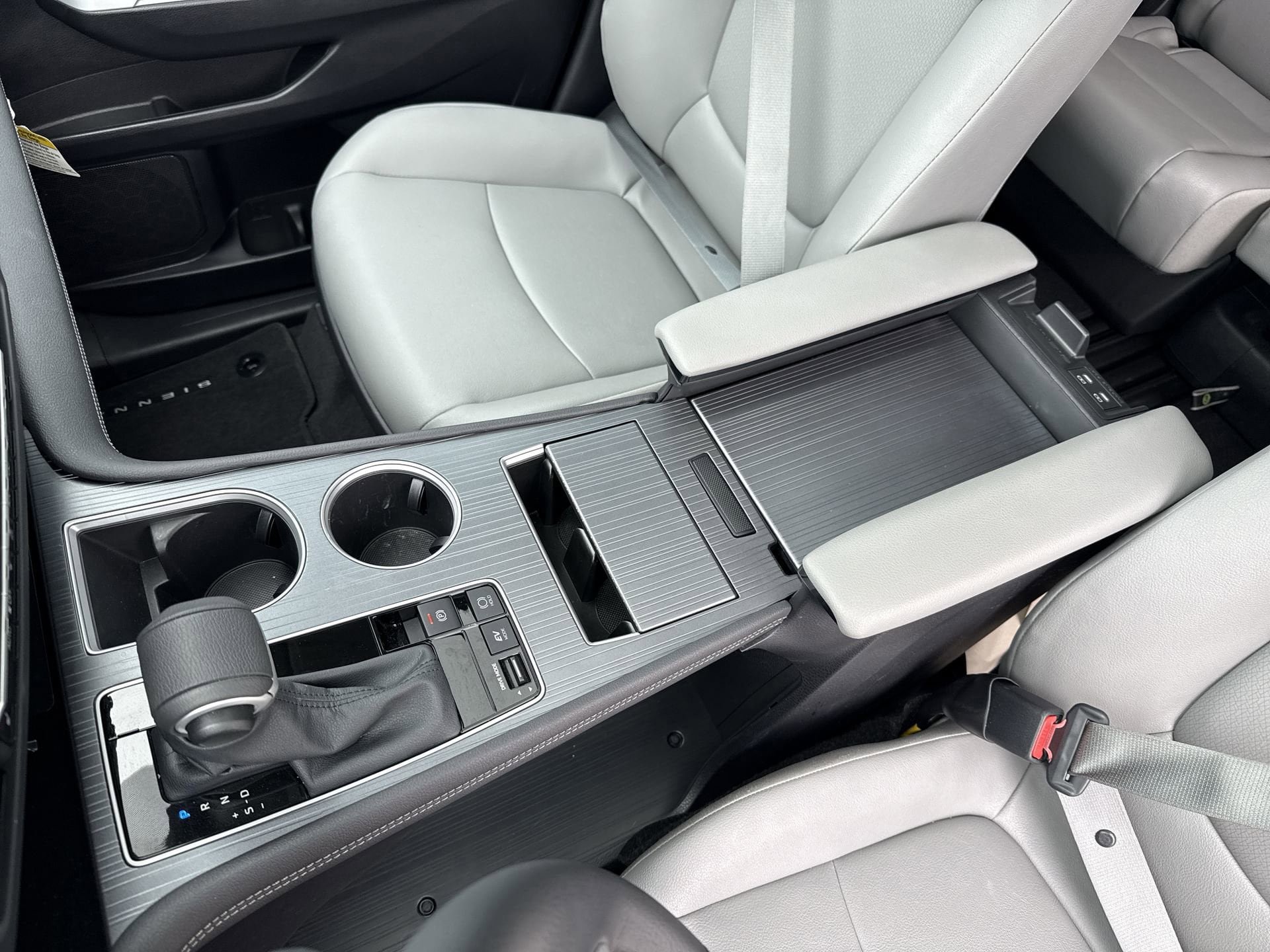 Certified 2025 Toyota Sienna XLE FWD image 23