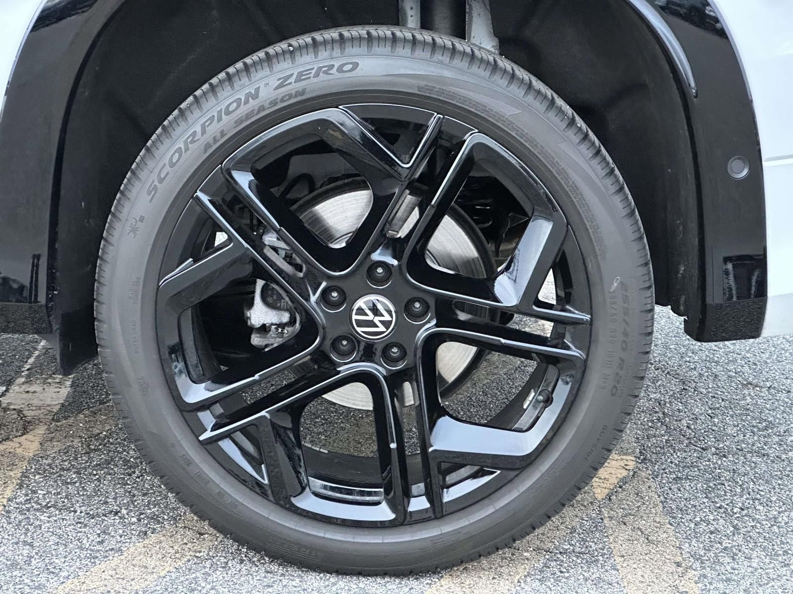 Used 2025 Volkswagen Tiguan SE R-Line image 15