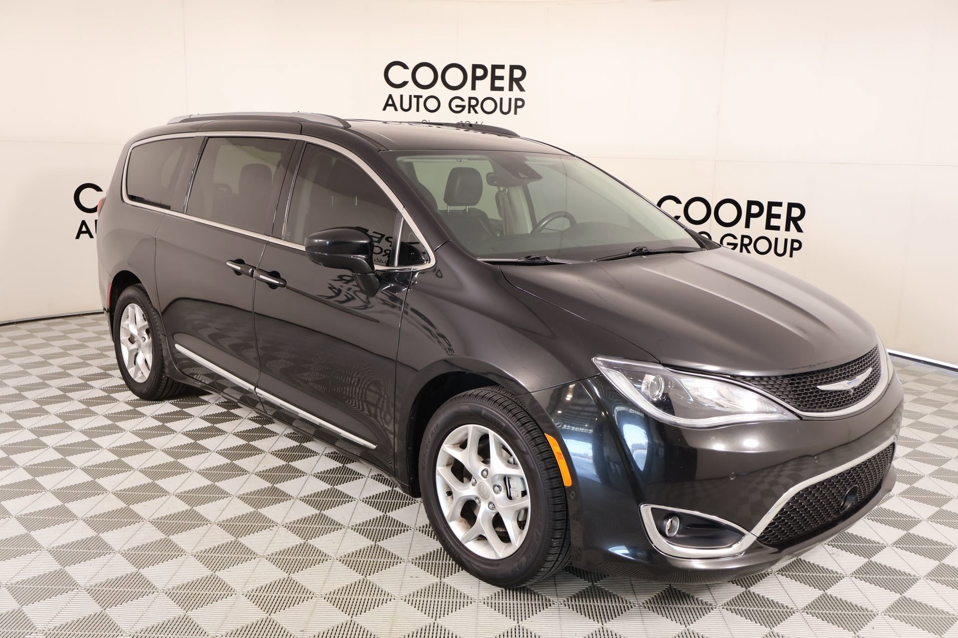 Used 2017 Chrysler Pacifica Touring-L Plus w/ Advanced Safetytec Group FWD video 1