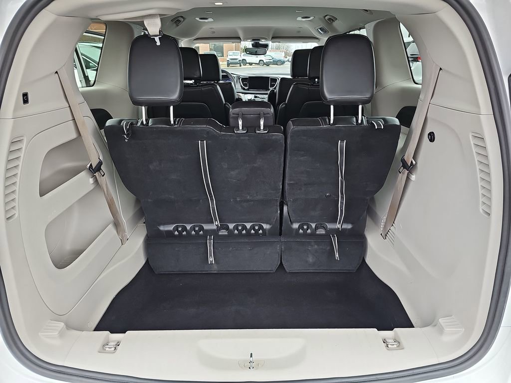 Used 2024 Chrysler Pacifica Touring-L image 13