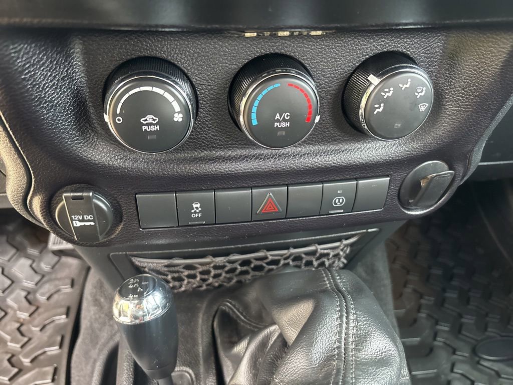 Used 2016 Jeep Wrangler Rubicon w/ Connectivity Group image 33