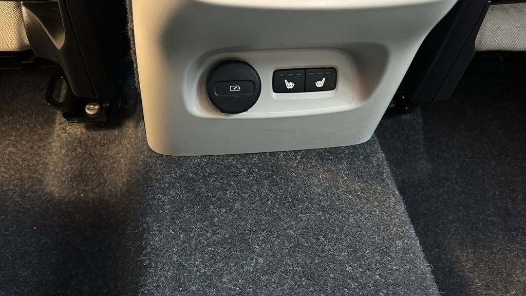 Certified 2024 Volvo XC40 B5 Ultimate w/ Climate Package image 9